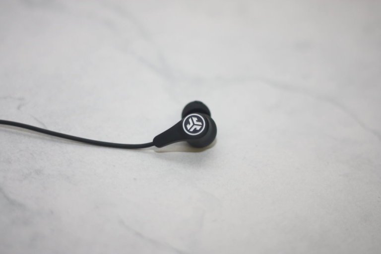 JLab JBuds Band 颈挂式蓝牙耳机：白色logo