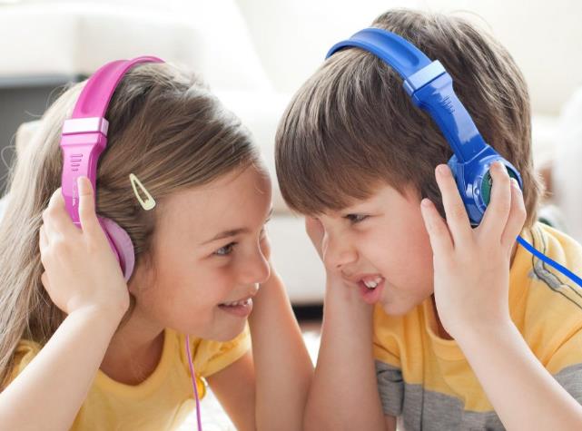 推荐5. 美国JLab JBuddies Folding儿童耳机(2岁以上)